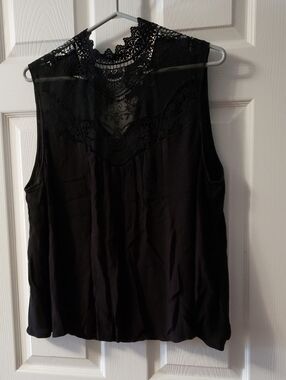 Divided Black Lace Yoke Sleeveless Tank